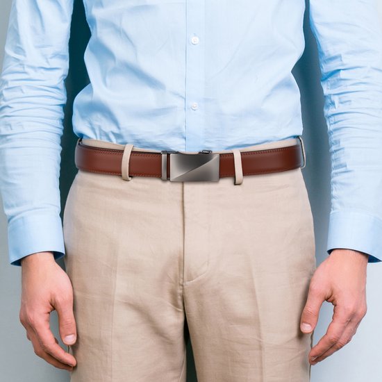 Man met lichtblauwe blouse, beige broek en bruine automatische riem met zilveren gesp.
