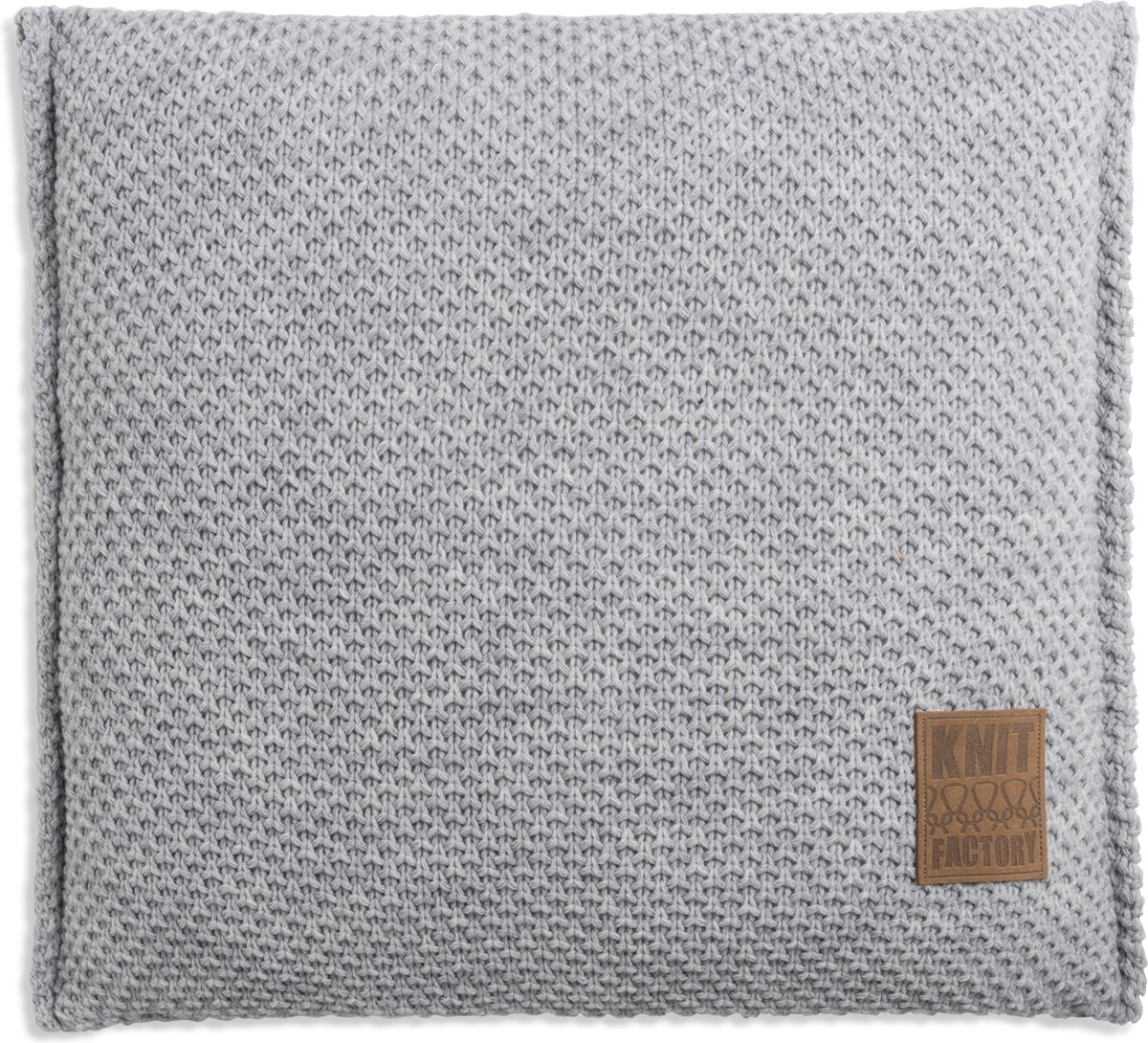 Knit Factory Lynn Sierkussen - Vierkant kussen - Kussen woonkamer - Bank kussen - Decoratie kussen - Licht Grijs - 50x50 cm - Kussenhoes inclusief kussenvulling