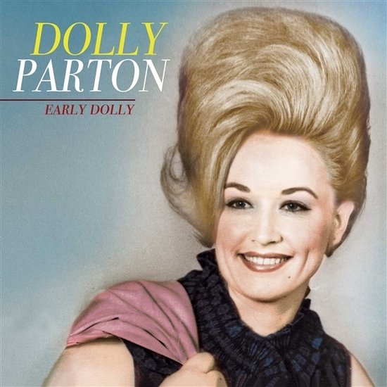 Dolly Parton avec une coiffure blonde volumineuse, souriant, portant une écharpe rose. Texte : DOLLY PARTON EARLY DOLLY.