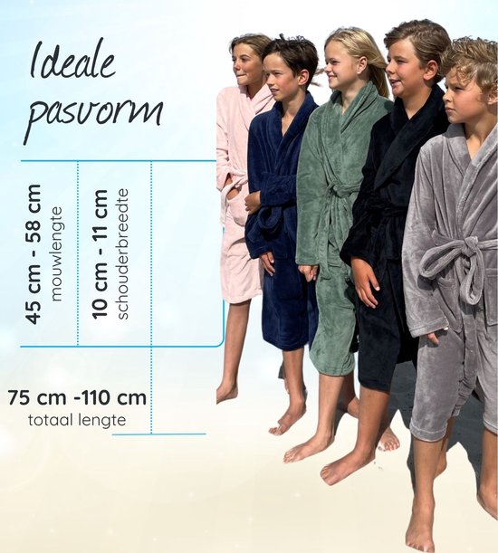 Kinderen in verschillende kleuren badjassen, staand naast elkaar.