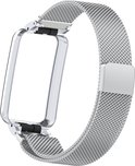 Zilverkleurig smartwatch bandje met mesh-afwerking en metalen frame.