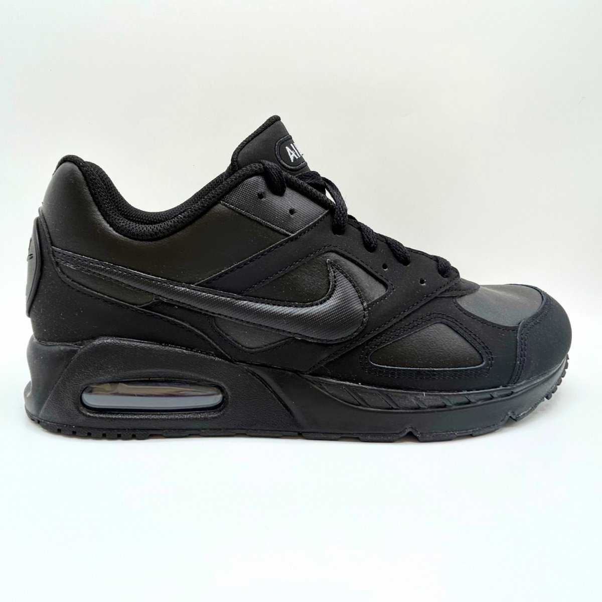 Nike Nike Air Max IVO LTR Triple Sneakers Unisex Zwart
