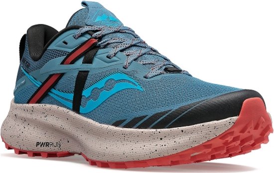 Blauwe Saucony trailschoen in driekwart aanzicht met rode accenten en PWRRUN-tussenzool.