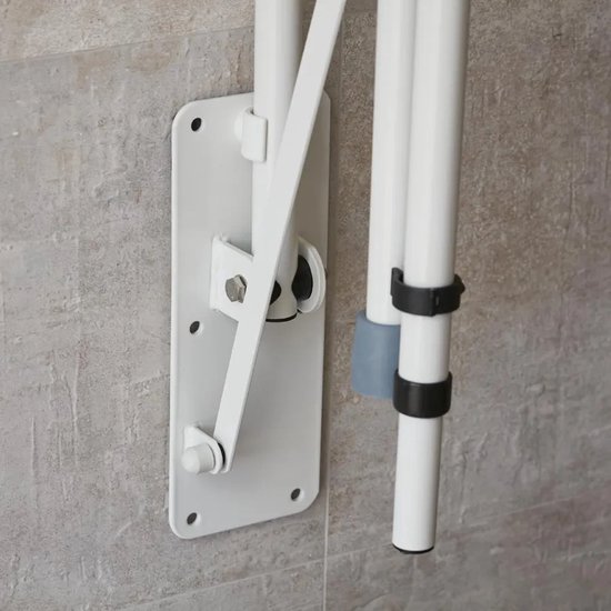Detail van de bevestiging van de opklapbare toiletbeugel aan de muur.