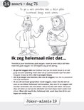Een dokter houdt een medicijnpotje omhoog naar een patiënt, met de tekst 'Ik ga u niet vertellen dat u deze pillen tweemaal daags moet nemen.'