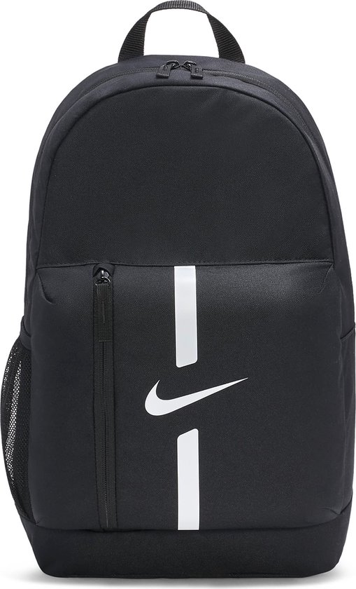 Zwarte Nike rugzak met witte verticale strepen.