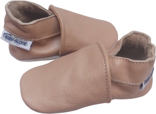 Twee oudroze leren babyslofjes, met het Baby-Slofje logo zichtbaar op de hielband.