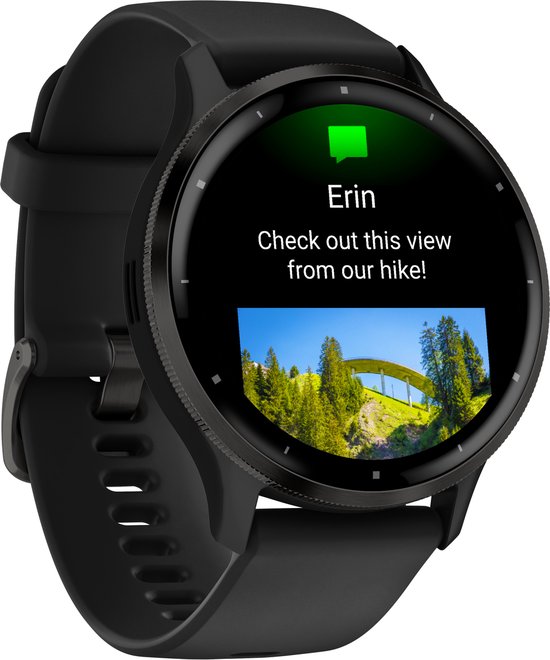 Zwarte smartwatch met een bericht van Erin en een foto van een brug in een bosrijk landschap.