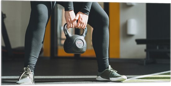 Vlag - Vrouw aan het Trainen met Kettlebell - 100x50 cm Foto op Polyester Vlag