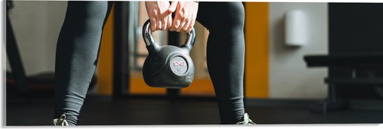 Acrylglas - Vrouw aan het Trainen met Kettlebell - 60x20 cm Foto op Acrylglas (Wanddecoratie op Acrylaat)