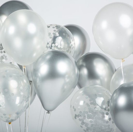 Een tros zilveren en witte ballonnen, sommige met zilveren confetti, tegen een witte achtergrond.
