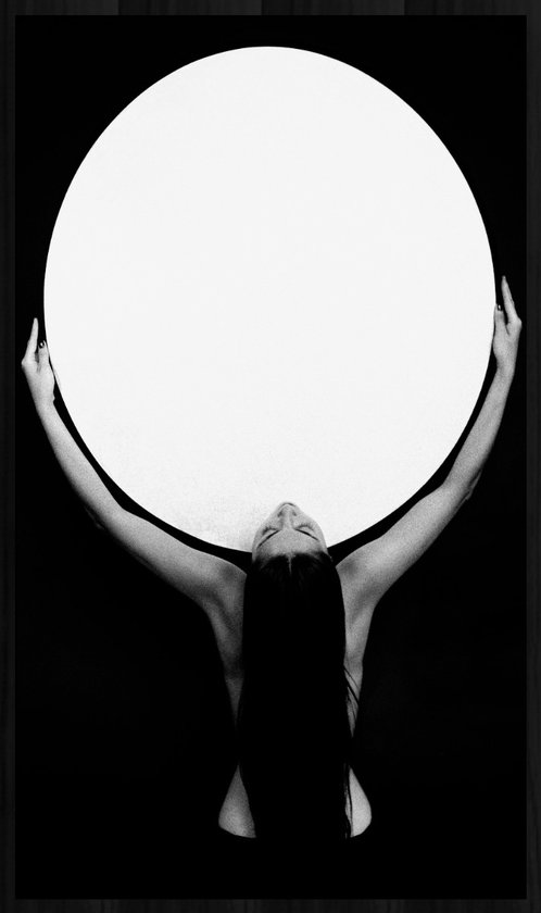 Wandkraft x Essamba Art - Femme Portant L'univers - 98x148 cm - Forex encadré dans un cadre noir.