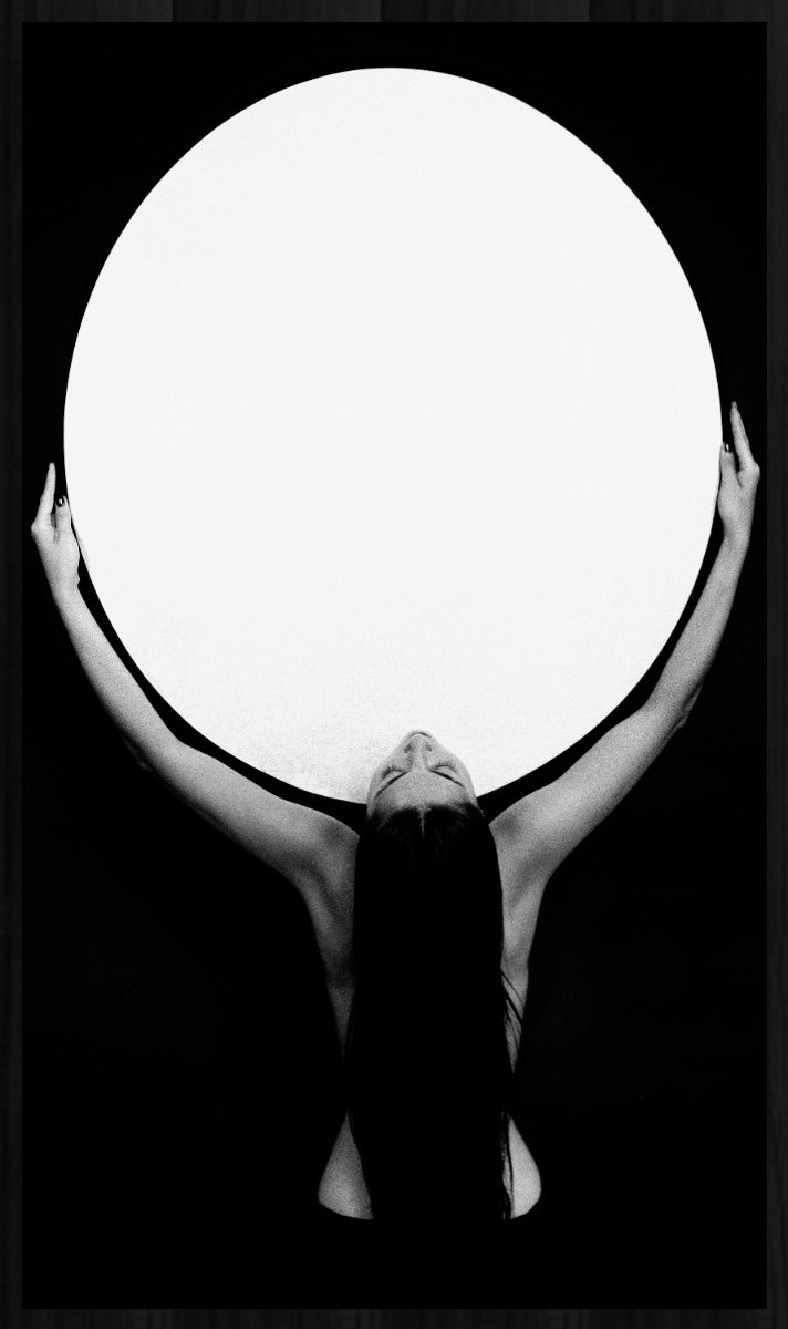 Wandkraft x Essamba Art - Femme Portant L’univers - 98x148 cm - Forex ingelijst in zwarte lijst.