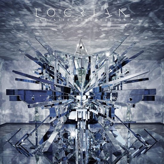 Spiegelende sculptuur in een kamer met abstracte reflecties. Tekst: Locrian, Infinite Dissolution.
