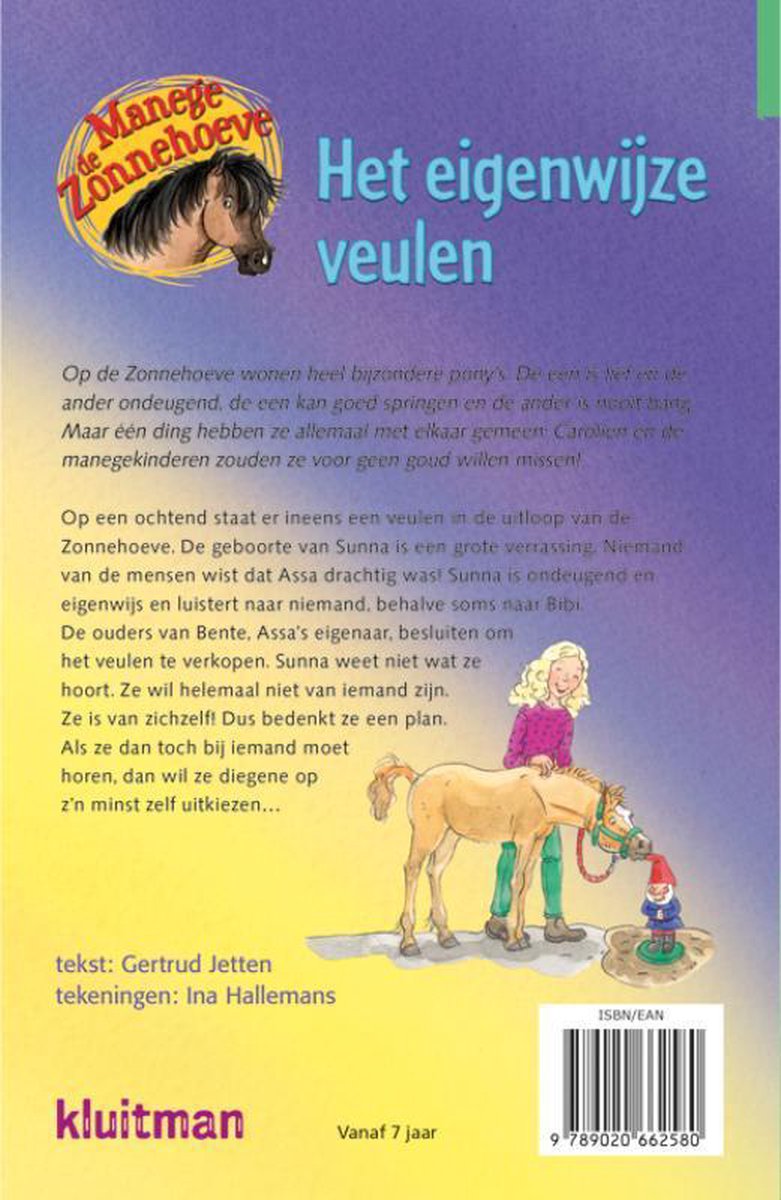Achteromslag: meisje met blonde krullen in spijkerjasje houdt bruin veulen vast in weiland bij kabouter. Tekst: 'de Manege Zonnehoeve', 'Gertrud Jetten', 'Het eigenwijze veulen', 'kluitman'.