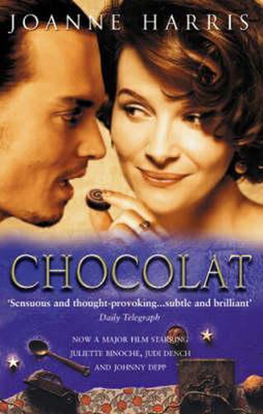 Boekcover Chocolat met Johnny Depp en Juliette Binoche, die een chocolade proeft. Getiteld 'Chocolat'.
