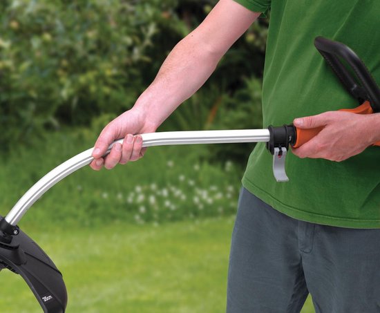Man vasthoudend oranje Black+Decker grastrimmer, gebogen schacht.