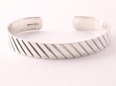 Zware zilveren klemarmband met schuine ribbels