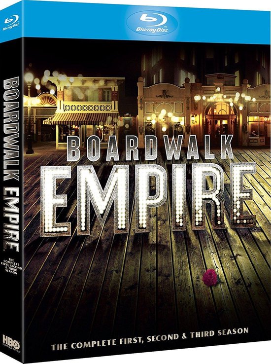 Boardwalk Empire: The Complete First, Second & Third Season Blu-ray box set met de titel 'Boardwalk Empire' in grote letters op een houten boardwalk.