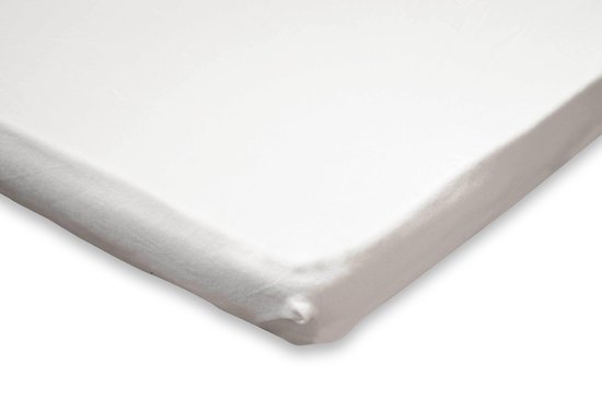 Wit hoeslaken met een hoek die op een matras past.