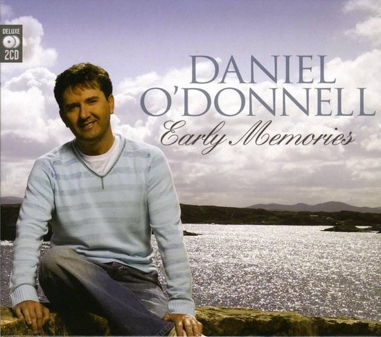 Daniel O'Donnell op de hoes van zijn album 'Early Memories'. Hij draagt een lichtblauwe trui met horizontale strepen en een witte t-shirt.