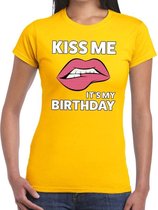 Kiss me it is my birthday t-shirt geel dames S