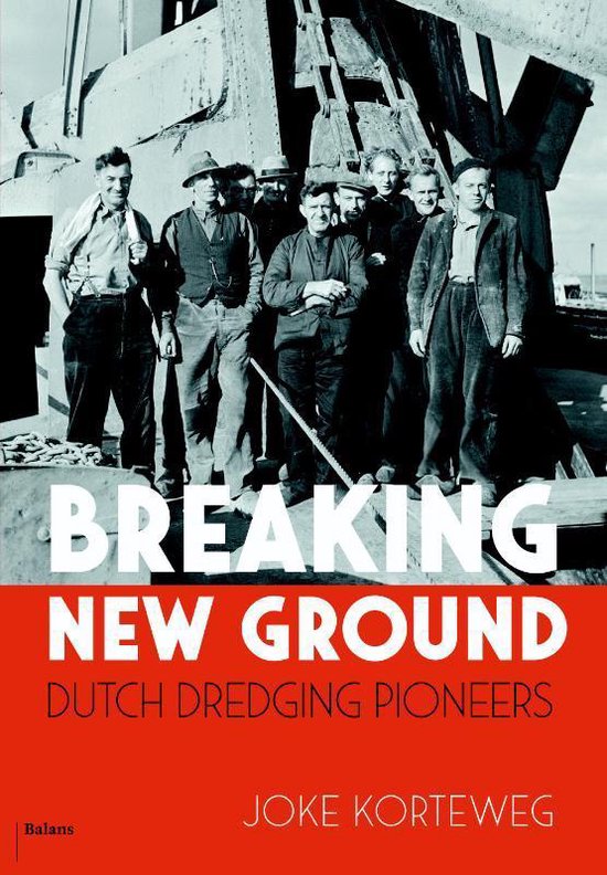 Boekcover met de titel 'Breaking New Ground, Dutch Dredging Pioneers'. Een groep mannen staat voor een groot schip.