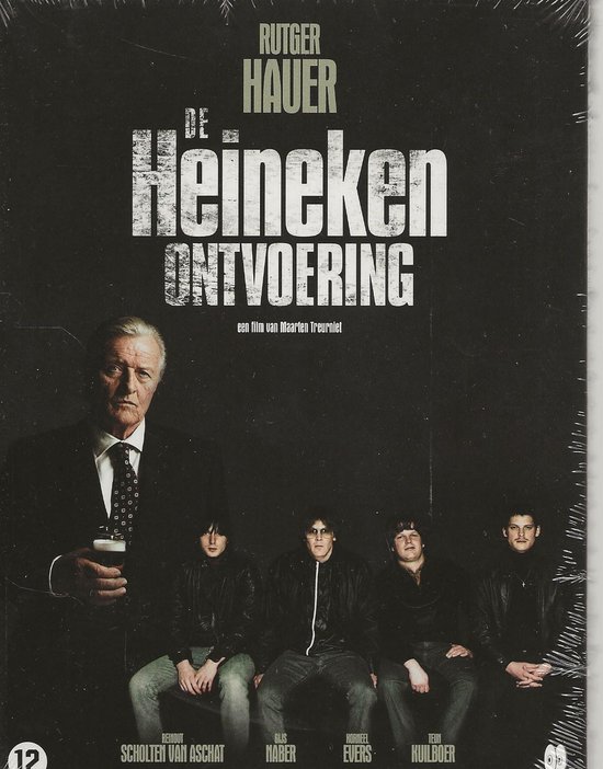 Rutger Hauer in de film 'De Heineken Ontvoering'. Hij houdt een glas vast en kijkt naar de camera.