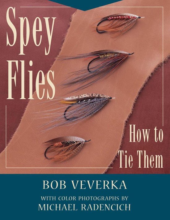 Boek 'Spey Flies How to Tie Them' met vier gevlochten vliegen op bruin leer.