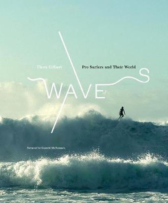 Boekomslag van Waves: Pro Surfers and Their World met een surfer op een grote oceaangolf onder een heldere lucht.