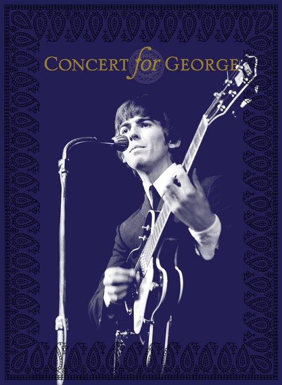 George Harrison speelt gitaar op het podium, met de tekst 'Concert for George'.