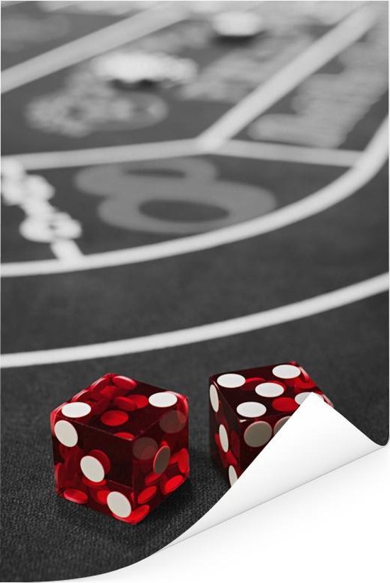 Une photo noir et blanc d'une table de poker avec des dés rouges Poster 20x30 cm - petit - Tirage photo sur Poster (décoration murale salon / chambre)