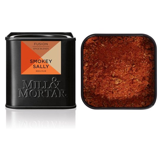 Zwarte blik met Mill & Mortar logo en label 'SMOKEY SALLY BBQ RUB'. Naast de blik een open blik met kruidenmix.