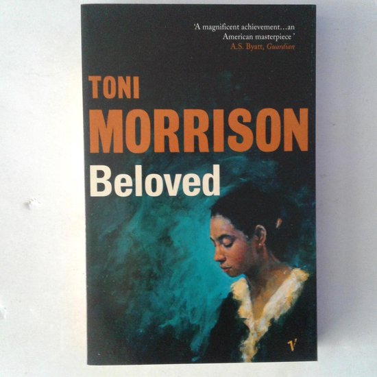 Boek kaft van Toni Morrison's 'Beloved' met een schilderij van een vrouw in profiel, gehuld in een zwarte jurk met een witte kraag.