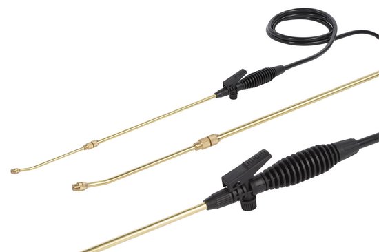 Drie spuitlansen met zwarte handgrepen en messing mondstukken.