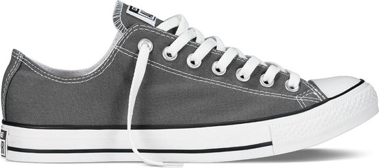 Donkergrijze lage Converse All Star sneaker, zij-aanzicht, met witte veters, witte neus en zolen.