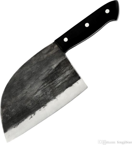 Een hakbijl met zwart handvat en een gebogen, donker metalen lemmet, op een witte achtergrond.