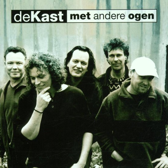 Vijf mannen staan op de foto, met de tekst 'deKast met andere ogen' erboven. Ze dragen casual kleding.