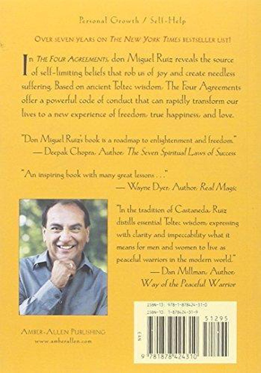 Achterkant van het boek "The Four Agreements" met een foto van Don Miguel Ruiz en recensies.