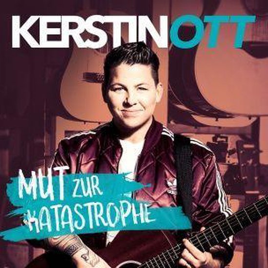 Kerstin Ott met gitaar, met de tekst 'MUT ZUR KATATROPHE'