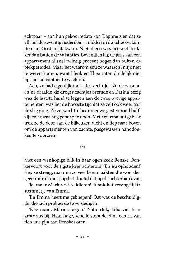 Een open boek met donkere letters op een witte achtergrond.