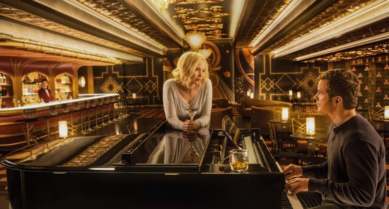 Jennifer Lawrence kijkt naar Chris Pratt die piano speelt in een luxe bar.