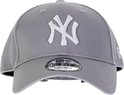 Grijze New Era 9FORTY pet met wit New York Yankees logo op de voorkant.
