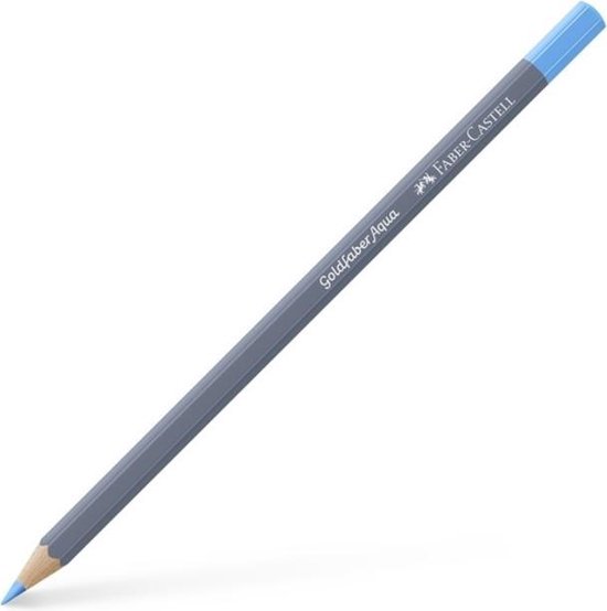 Eén lichtblauw Faber-Castell Goldfaber aquarelpotlood, schuin van boven gefotografeerd.