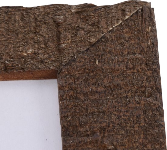 Detail van de hoek van een donkerbruin fotolijstje met een ruw, verweerd hout-effect.