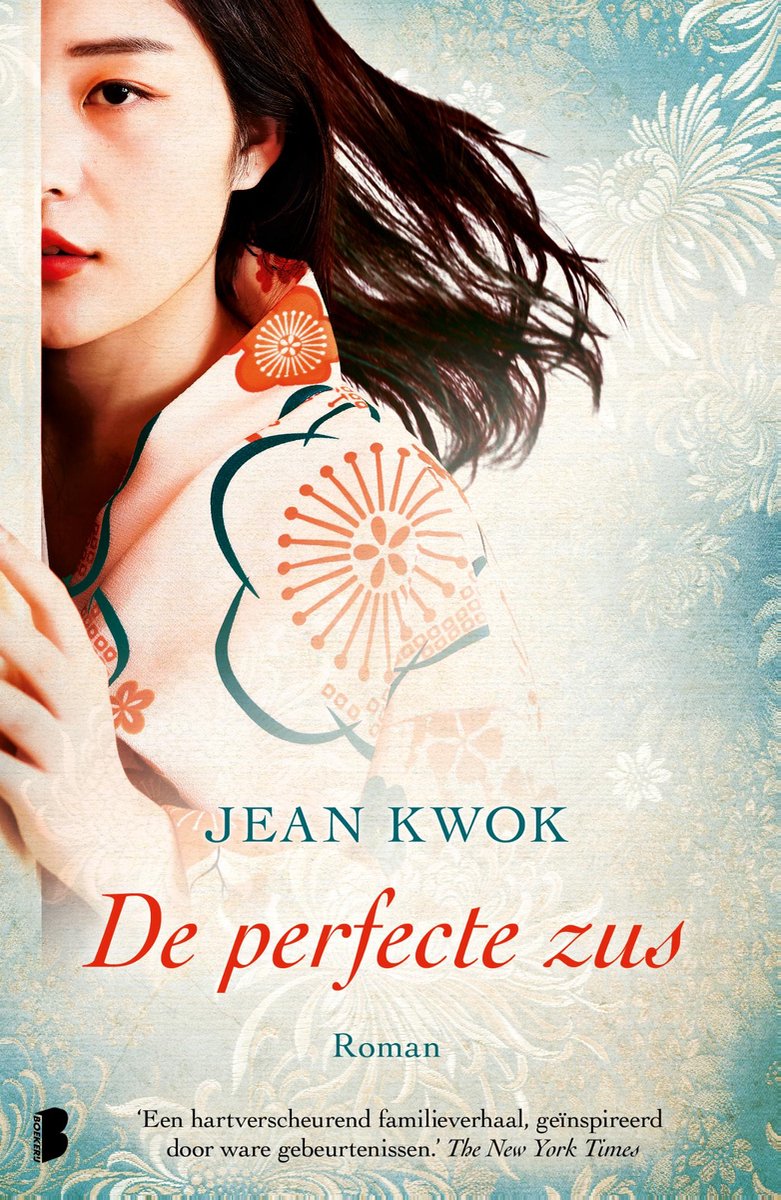 Close-up van een jonge Aziatische vrouw met een kimono met oranje en blauwe bloemenprint, met de titel 'De perfecte zus'.