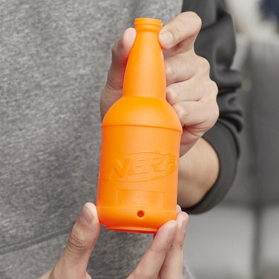 Handen houden een oranje Nerf flesje vast met Nerf logo.