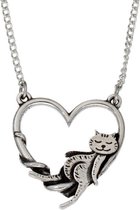 chat lounging dans un collier coeur | collier coeur de chat