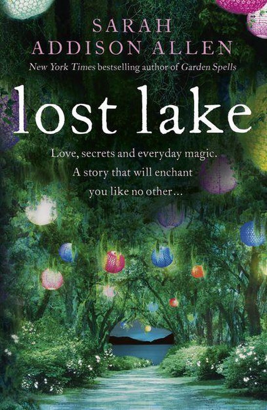 Boekomslag van 'Lost Lake' door Sarah Addison Allen, met veelkleurige lantaarns en een bospad dat naar een meer leidt.
