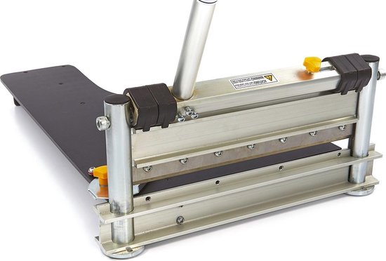 Een professionele laminaatsnijder met een metalen frame en een zwart plateau. Met een zilveren hefboom en gele knoppen.